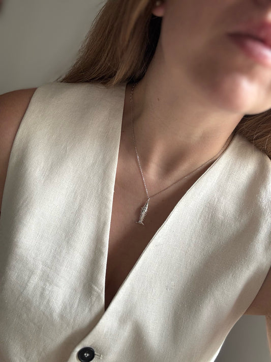 Moving fish necklace