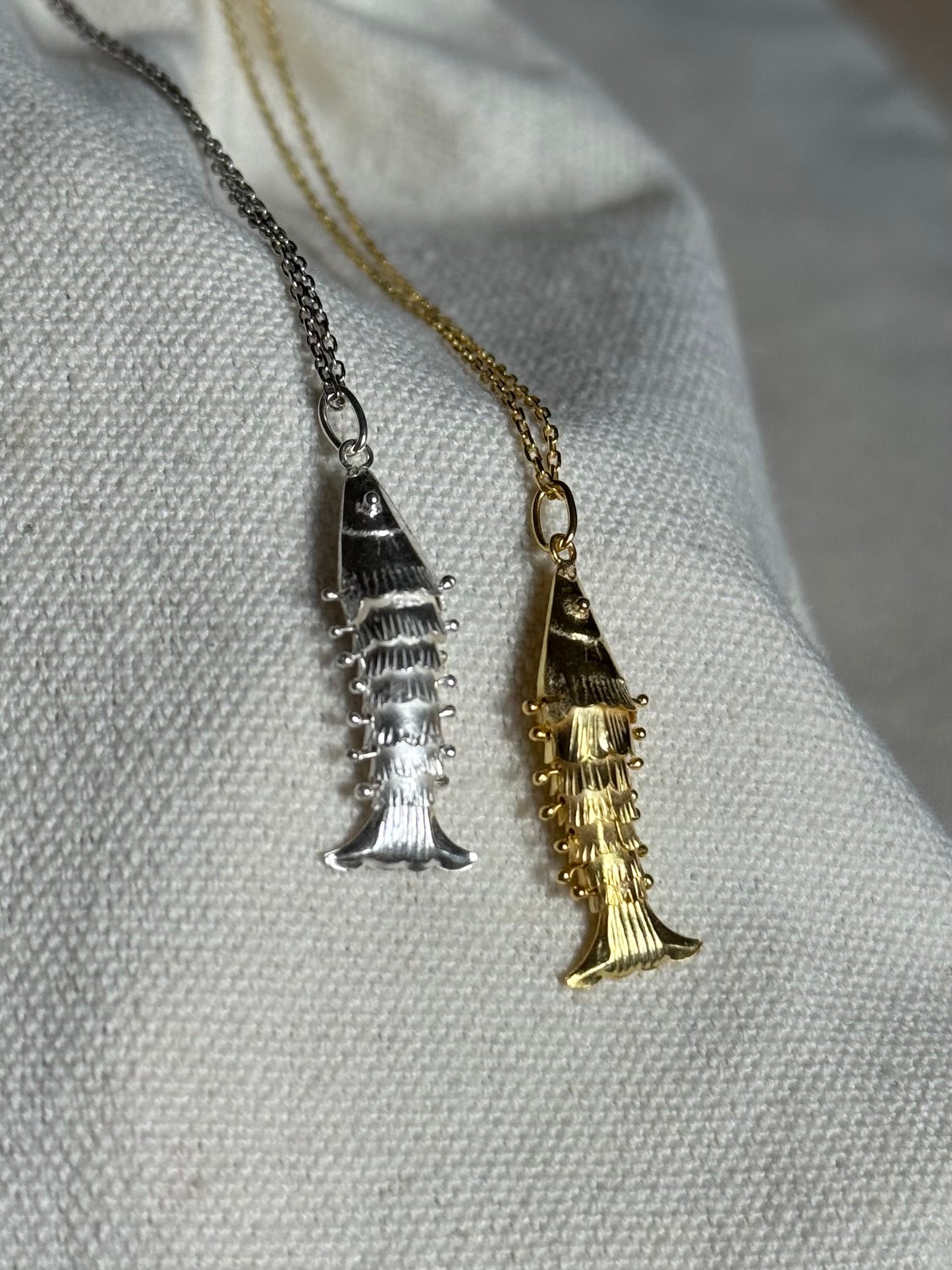 Moving fish necklace