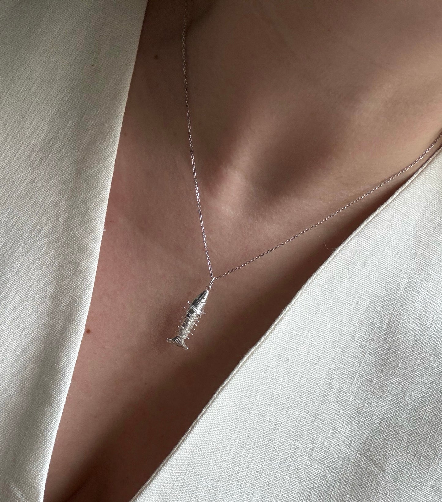 Moving fish necklace