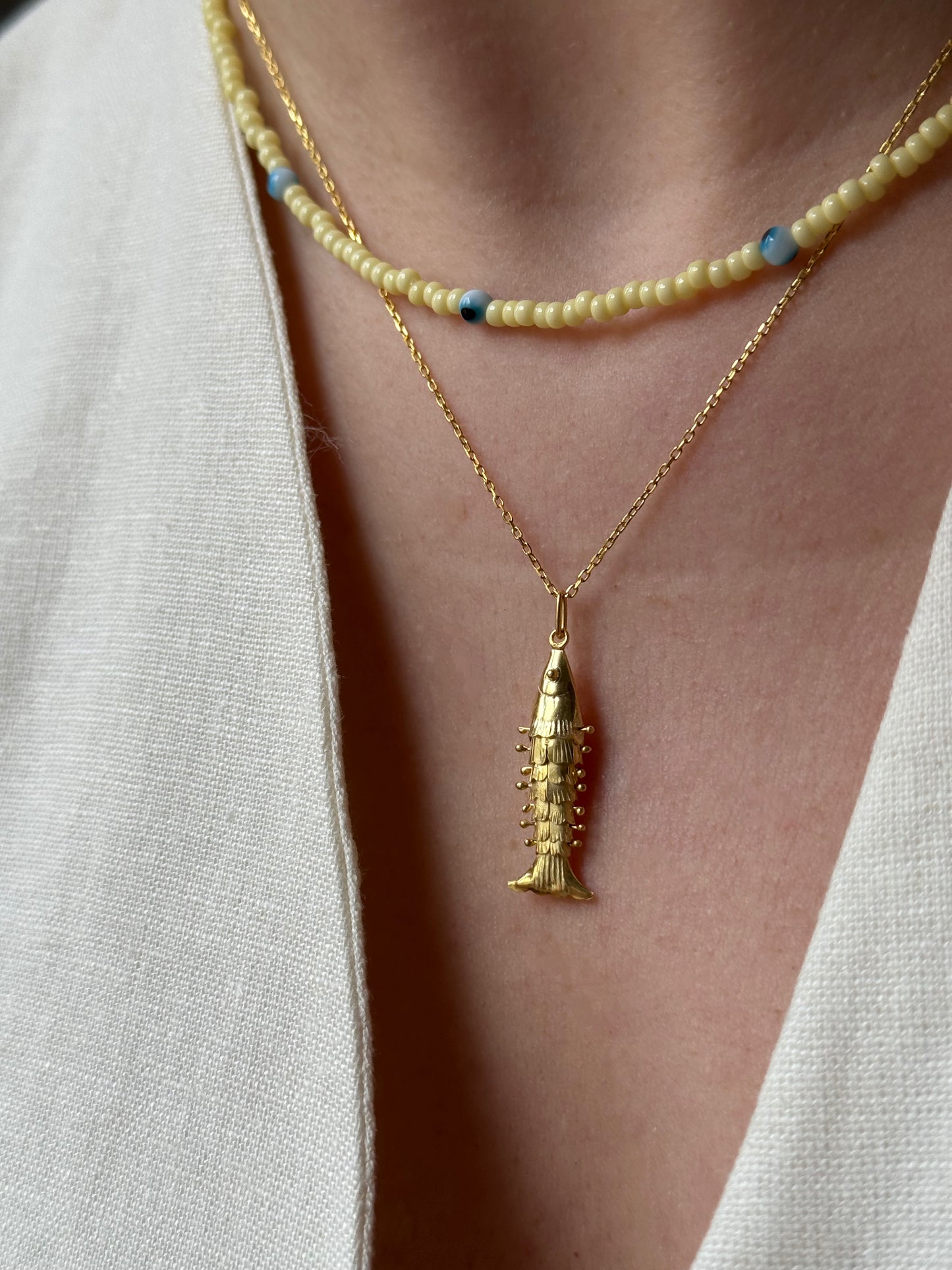 Moving fish necklace