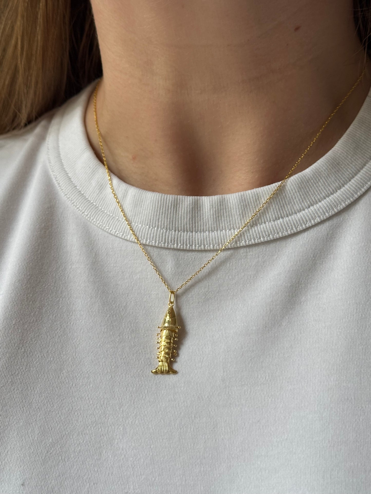 Moving fish necklace