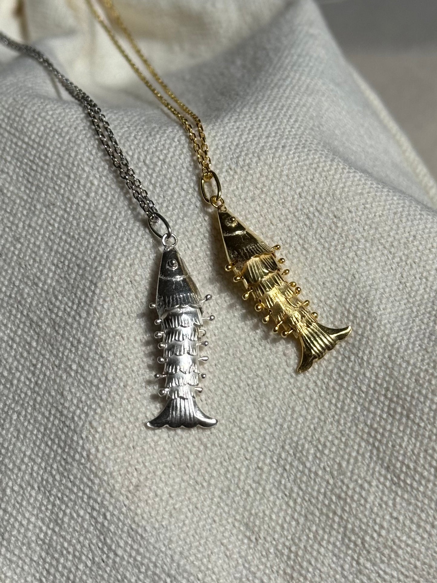 Moving fish necklace