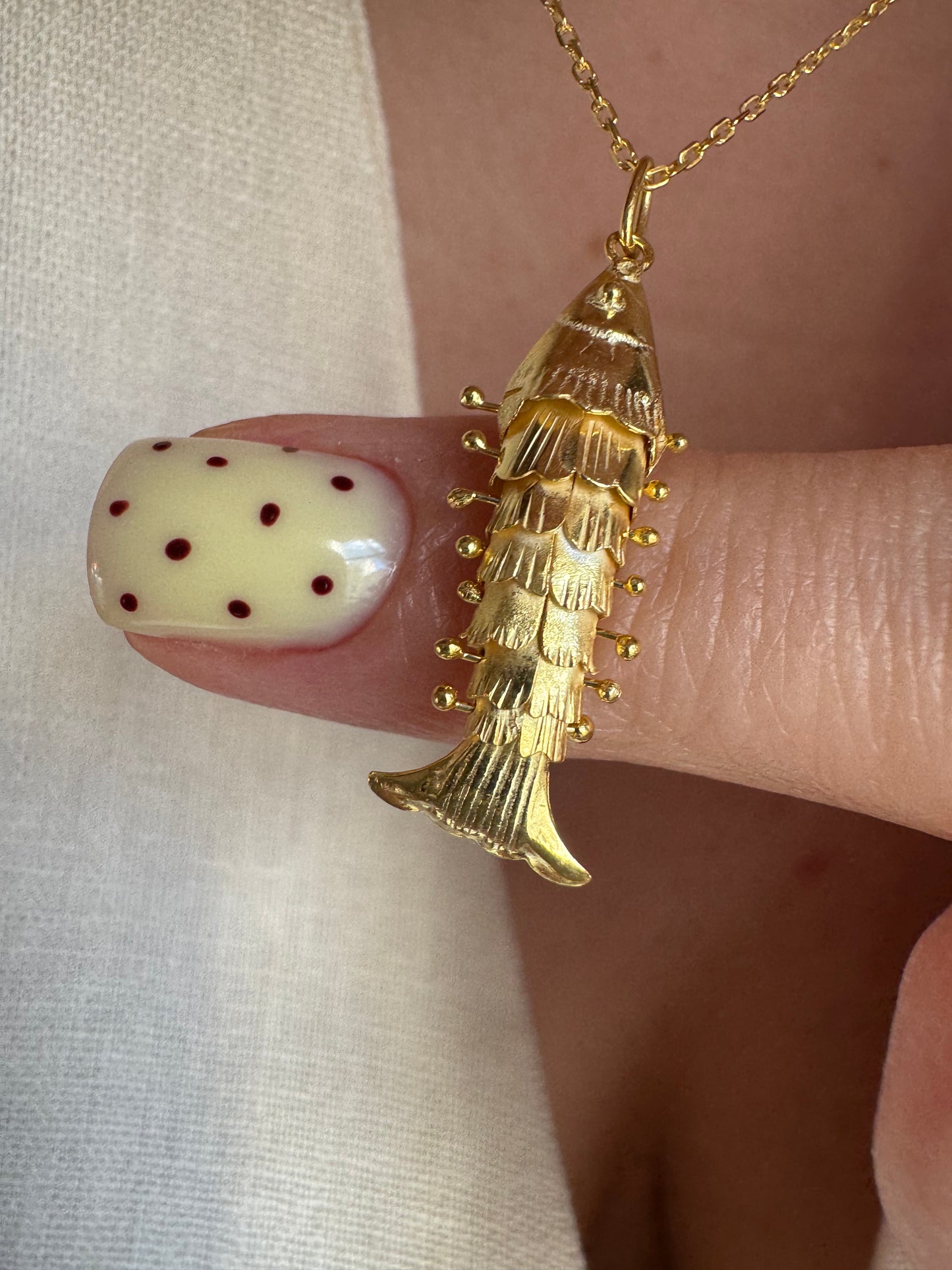 Moving fish necklace
