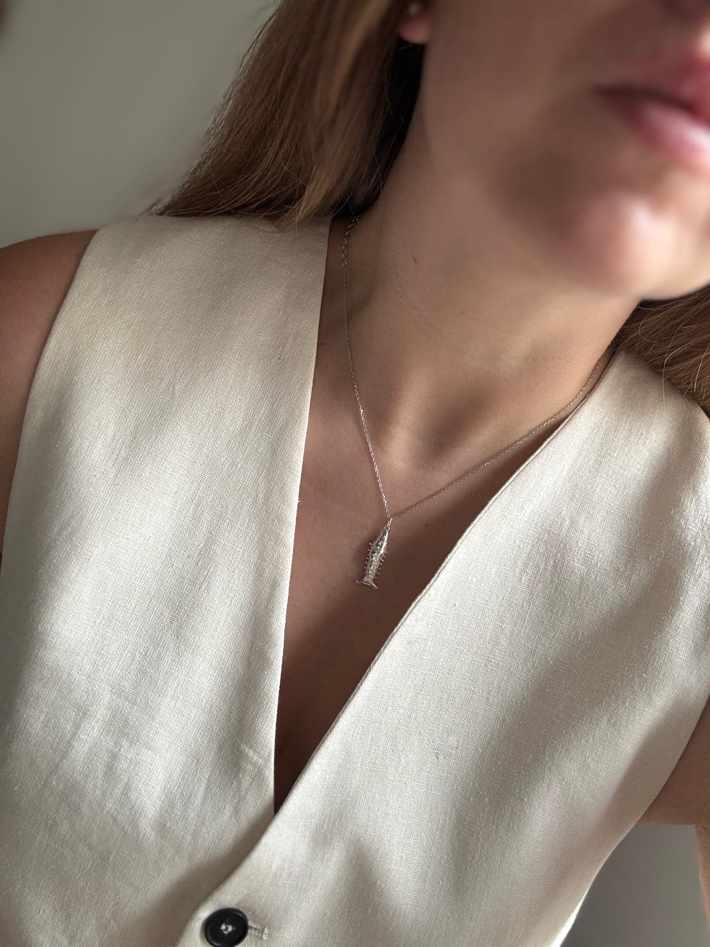 Moving fish necklace