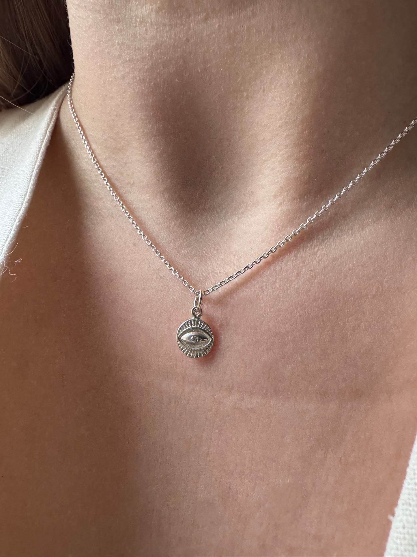 Luminous eye necklace