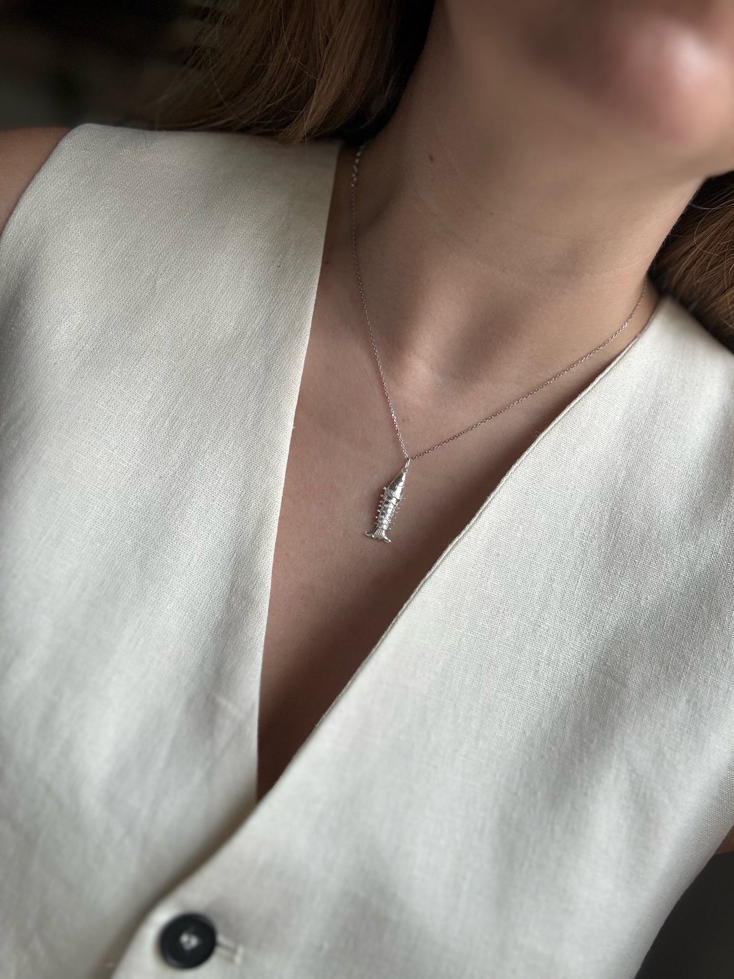 Moving fish necklace