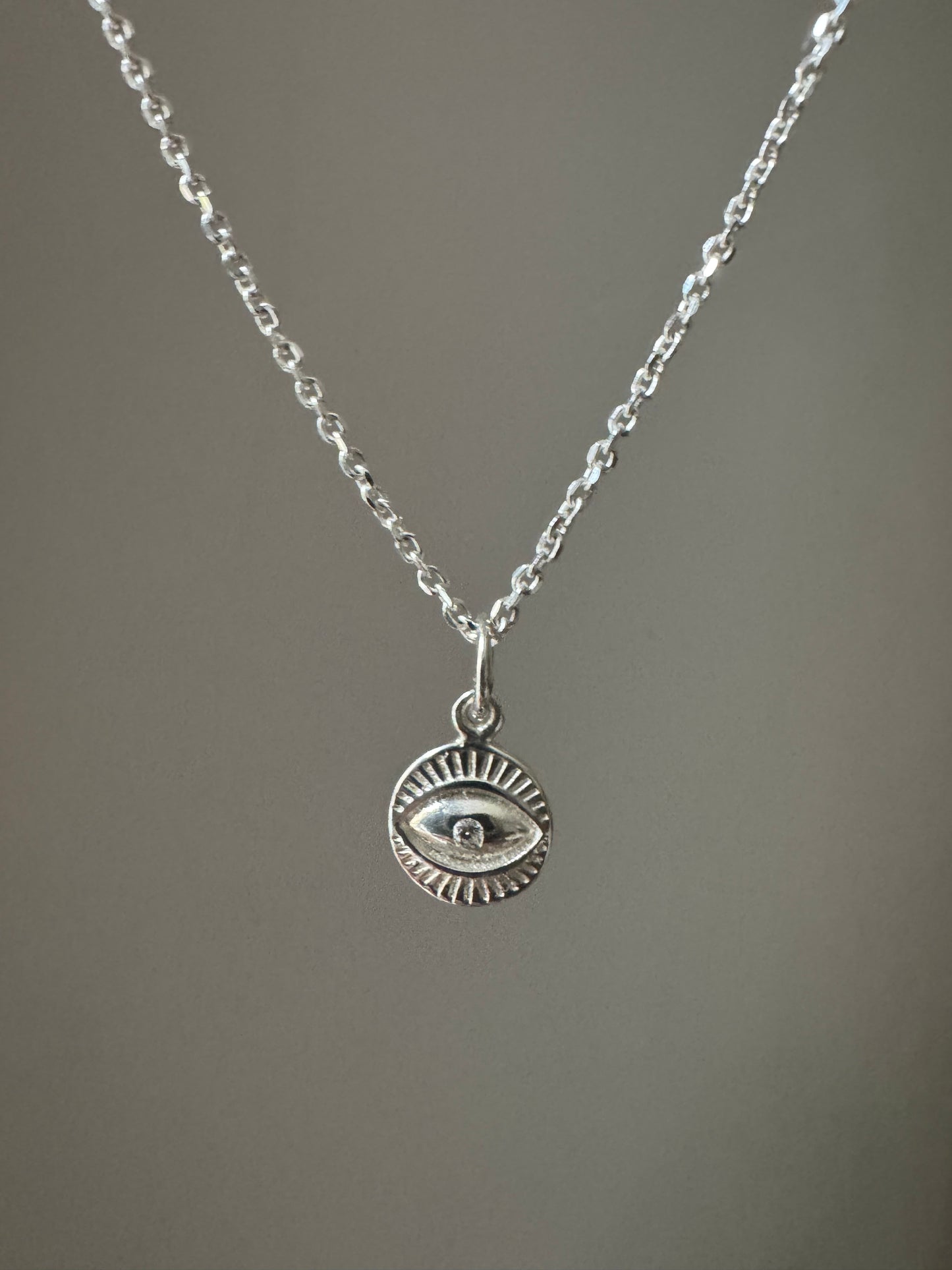 Luminous eye necklace