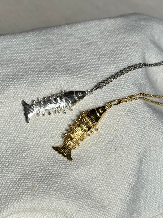 Moving fish necklace